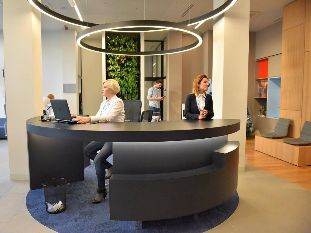 Otvorena redizajnirana filijala Erste banke u Novom Sadu - Manji redovi, klijente dočekuje domaćin