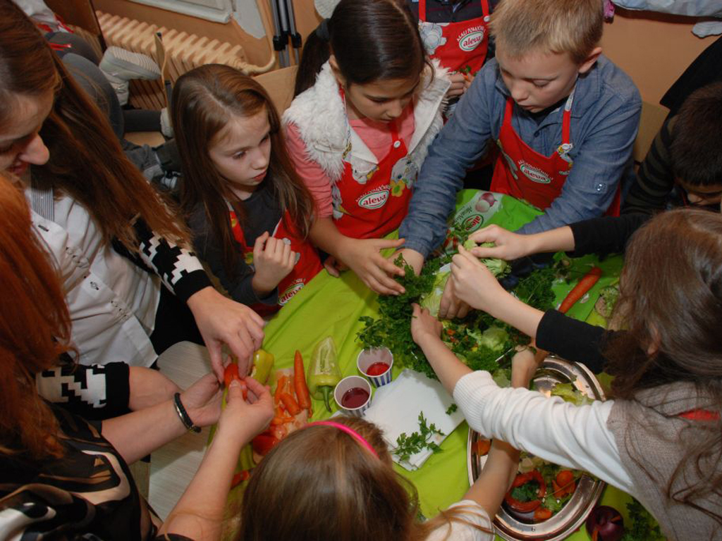 Zdravi obroci za decu iz Zvečanske - Kompanija "Aleva" se pridružila Uskršnjoj humanitarnoj akciji