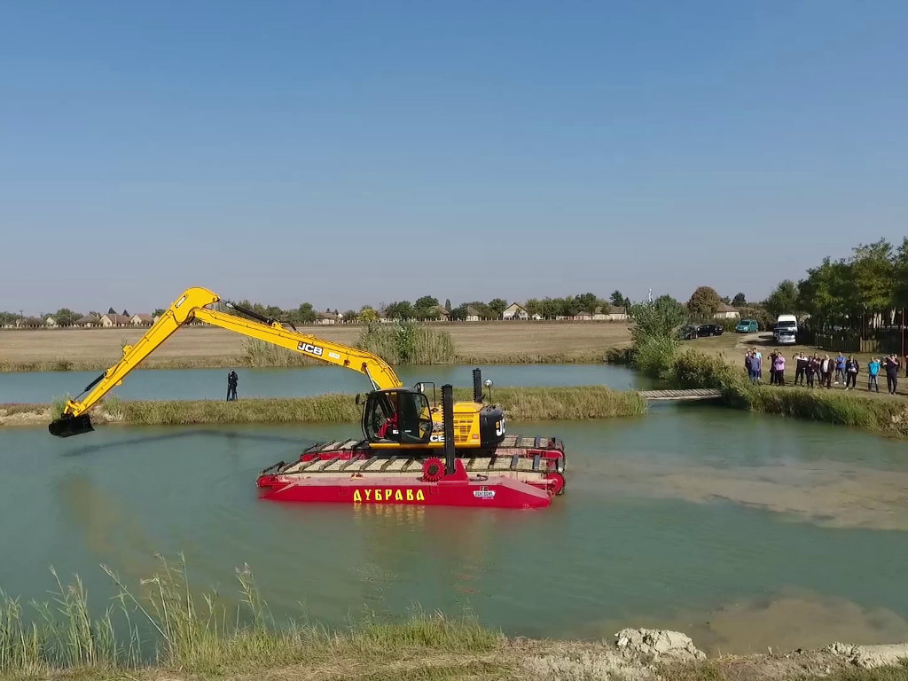 Jedinstven projekat kompanije Terra Srbija - Bager amfibija za čišćenje kanala, jezera i ribnjaka