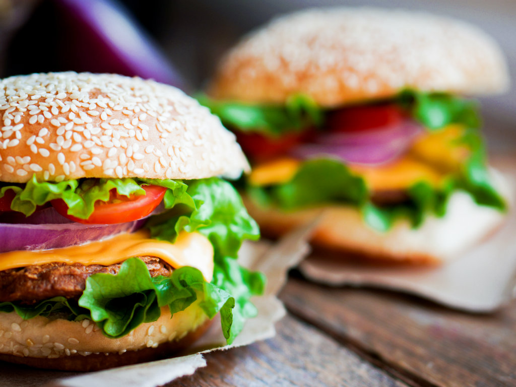 McDonald's isprobava koncept luksuznog restorana - Batleri nose burgere na srebrnim poslužavnicima