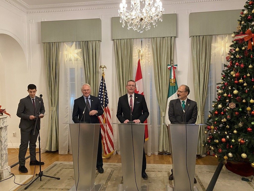 Ambasadori SAD Kristofer Hil, Kanade Džajls Norman i Meksika Karlos Feliks na obeležavanju 30 godina od potpisivanja NAFTA sporazuma