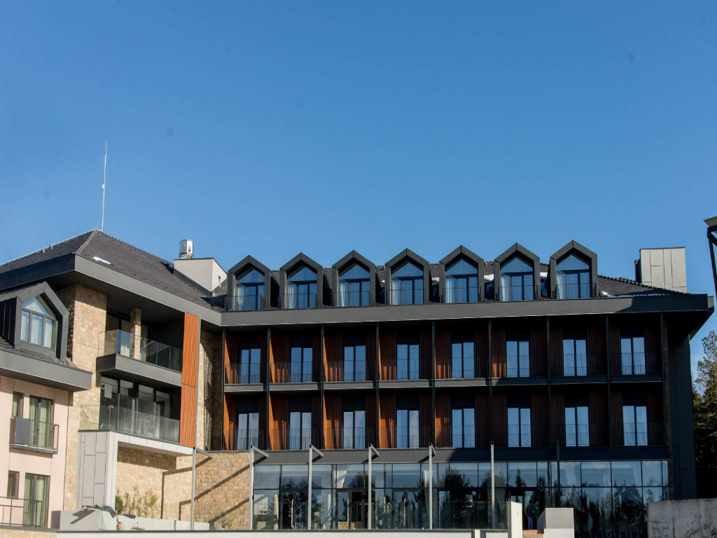 Na Divčibarama otvoren hotel Crni vrh - Završetak sportske dvorane sa pet terena najavljen za 2020. godinu