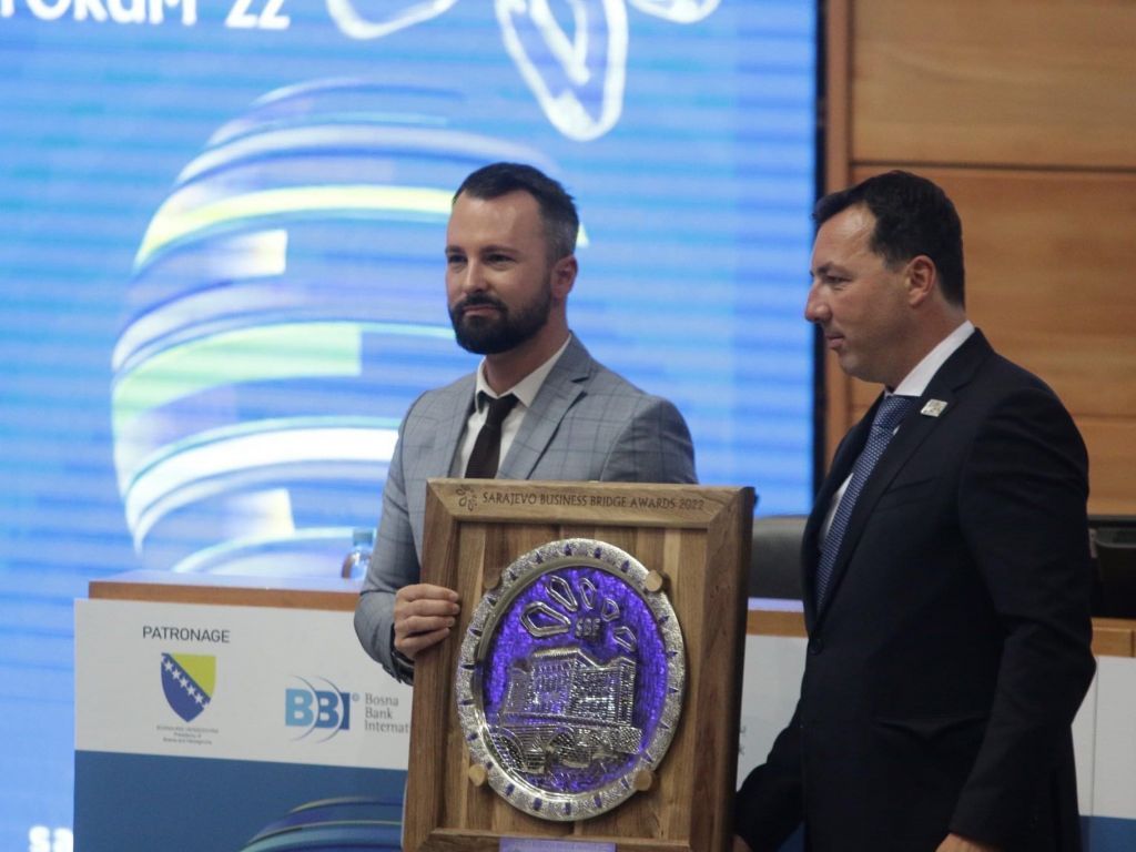 Nagradu je u ime kompanije preuzeo senior PR menadžer, Danilo Kalezić