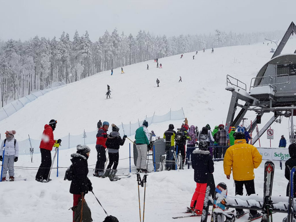 Uspešan početak ski sezone na Divčibarama - Na stazi Crni vrh 2.000 skijaša