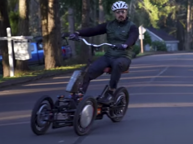 Električni tricikl sa sposobnošću naginjanja i pogonom na sva tri točka