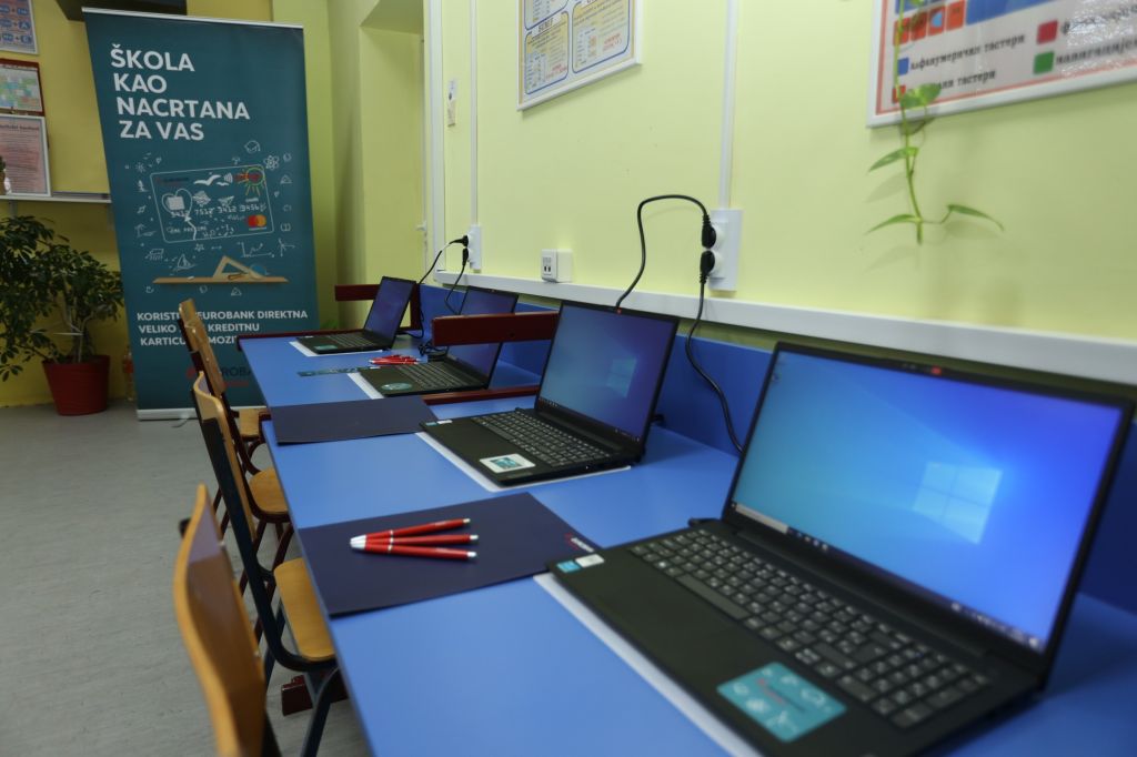 Eurobank Direktna opremila računarski kabinet Srednje ekonomske škole "9. maj" u Sremskoj Mitrovici