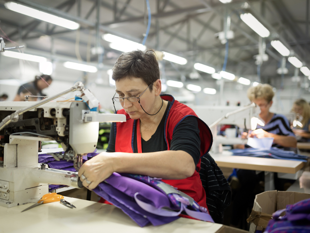 U tekstilnim fabrikama Raškog okruga do kraja 2024. biće obučeno i zaposleno 400 radnika
