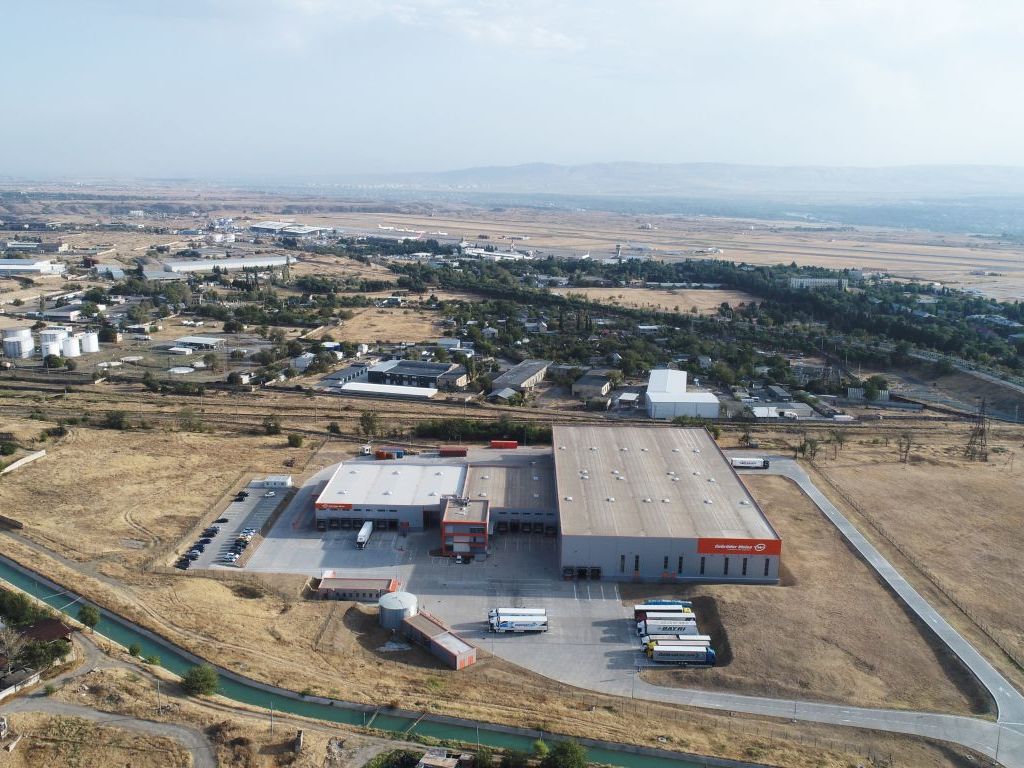Logistički centar Gebrüder Weiss nedaleko od Međunarodnog aerodroma u Tbilisiju razvio se u centralno logističko čvorište na ruti između Evrope i Centralne Azije, uz planove za dodatno proširenje