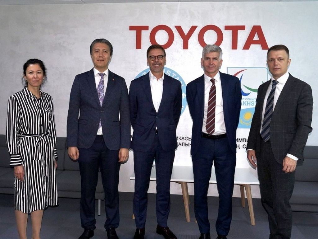 Gebrüder Weiss i Toyota nastavljaju da proširuju svoje partnerstvo u Kazahstanu - sa leve strane: Damira Alpysbayeva, viši menadžer u Toyota Motor Kazahstan, Timur Akhmetkaziyev, nacionalni menadžer za Kazahstan u kompaniji Gebrüder Weiss, Dieter Buchinger, regionalni menadžer za Put svile u Gebrüder Weiss, John Thomson, predsednik Toyota Motor Kazahstan i Vitaliy Venchakov, generalni direktor Toyota Motor Kazahstan