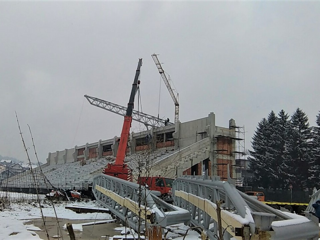 U toku postavljanje čelične krovne konstrukcije na stadionu u Ilijašu