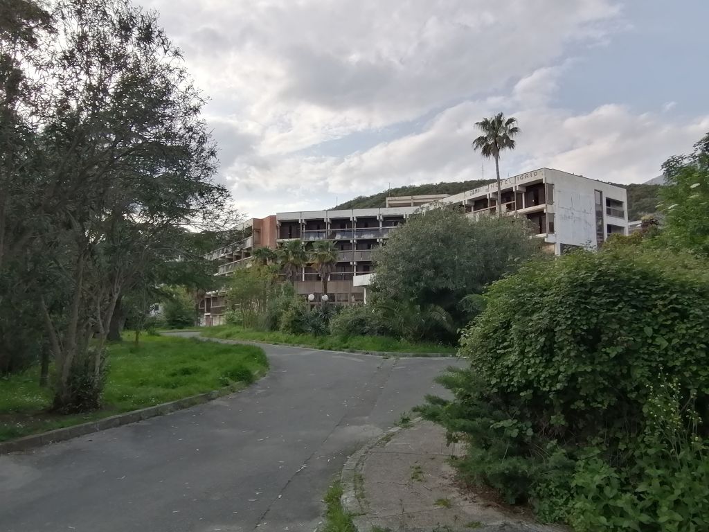 Kako su uništeni hoteli na atraktivnim lokacijama u Herceg Novom - Brković obećao milionske investicije, ostavio ruine