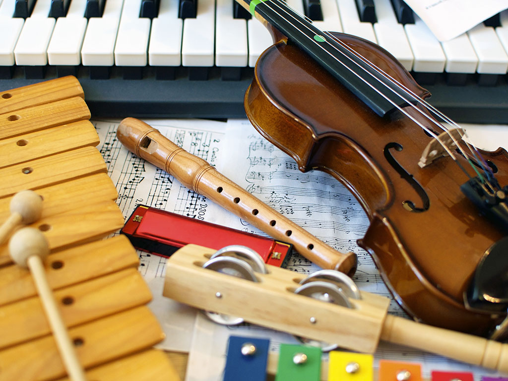 Orquesta Reusnica Trio: Muzičari koji svoje instrumente prave od otpada