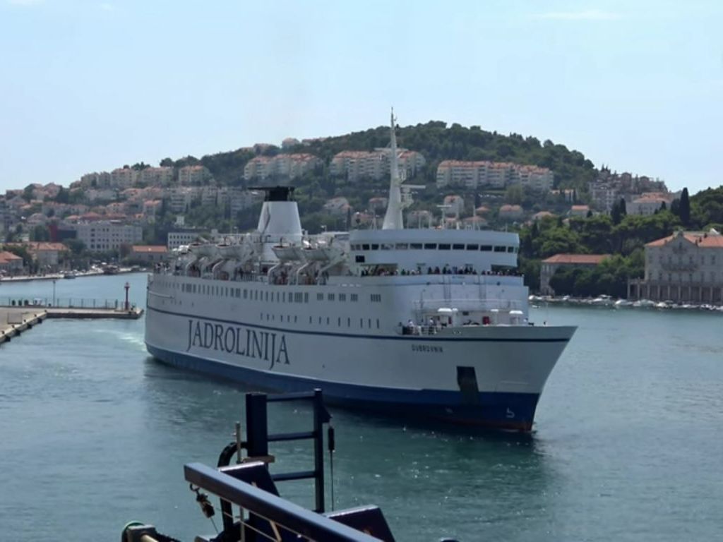 Na ovoj relaciji sezonski saobraća brod Dubrovnik hrvatske Jadrolinije