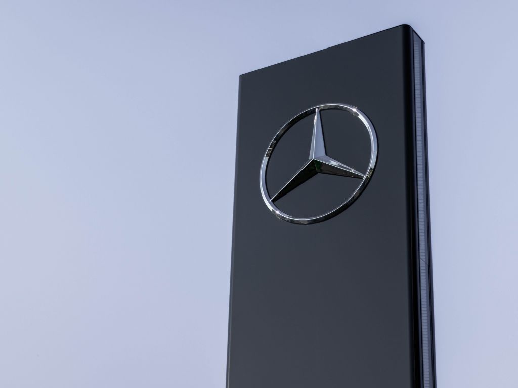 BMW obeležio odlazak šefa Mercedesa u penziju duhovitim spotom i reklamom (VIDEO)