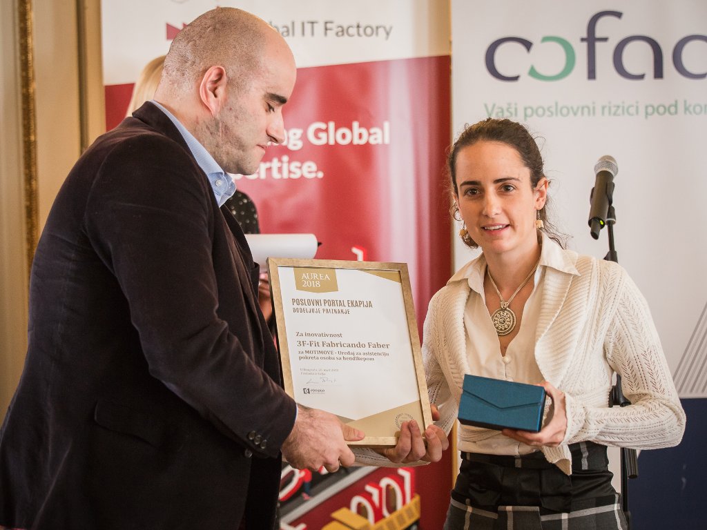 Milan Dobrota iz kompanije Logit Solutions, prošlogodišnji dobitnik nagrade Aurea, uručuje priznanje za inovativnost Lani Popović Maneski, generalnoj direktorki kompanije 3F-Fit Fabricando Faber