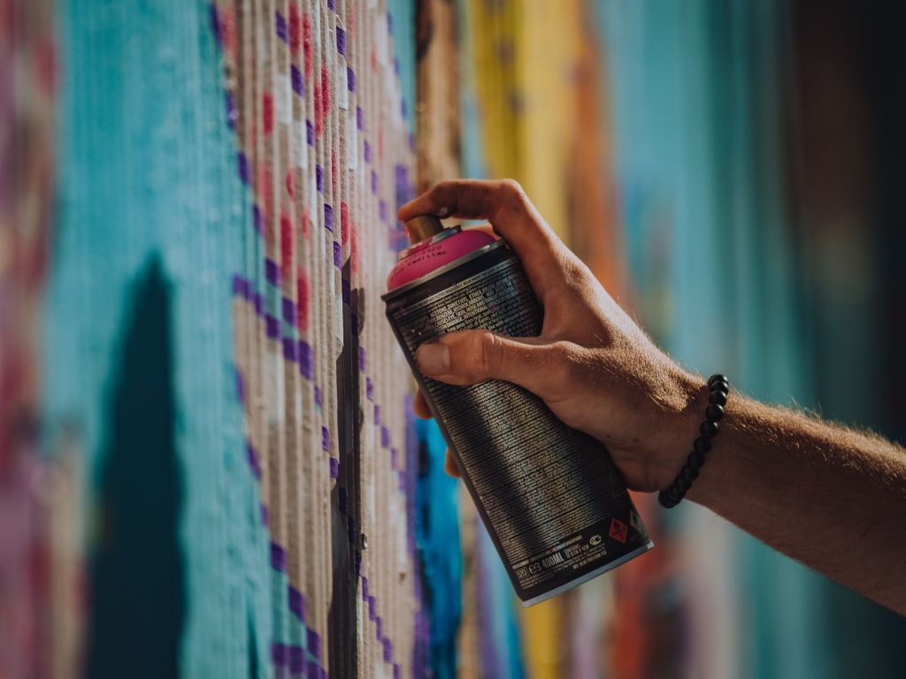 Umetnici oslikavaju pokretni mural za Novi Sad