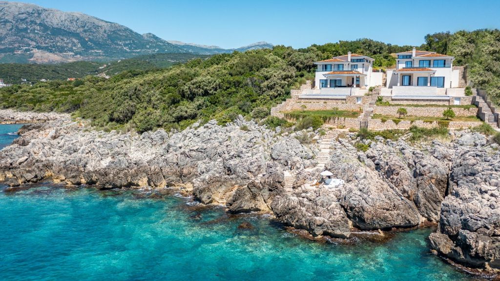 Villas in Uvala Maslina in Utjeha, with pools and private access to the sea