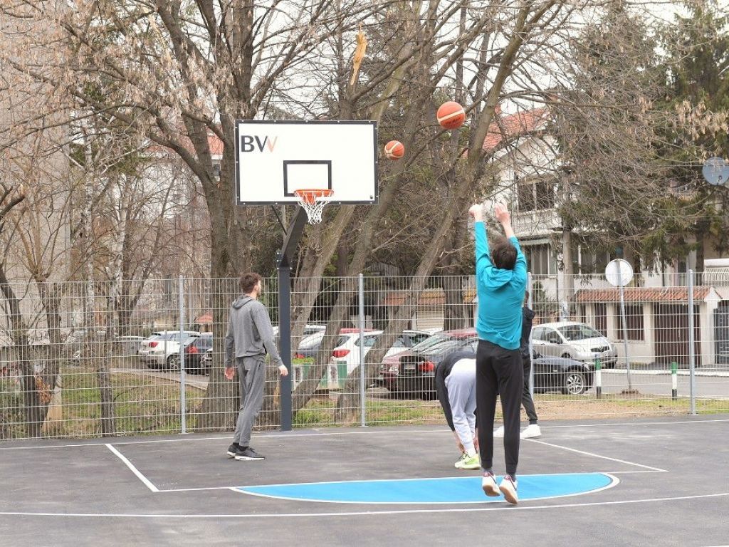 Park u Žarkovu obnovljen donacijom Beograda na vodi - Izgrađen novi košarkaški teren, postavljen mobilijar na igralištu za decu i ozelenjen deo parka za druženje i odmor
