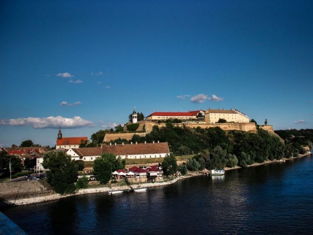 Erkunden Sie die Festung Petrovaradin bei einem virtuellen Rundgang – Spaziergang entlang der Mauern und Blick auf die Donau „vom Sessel aus“