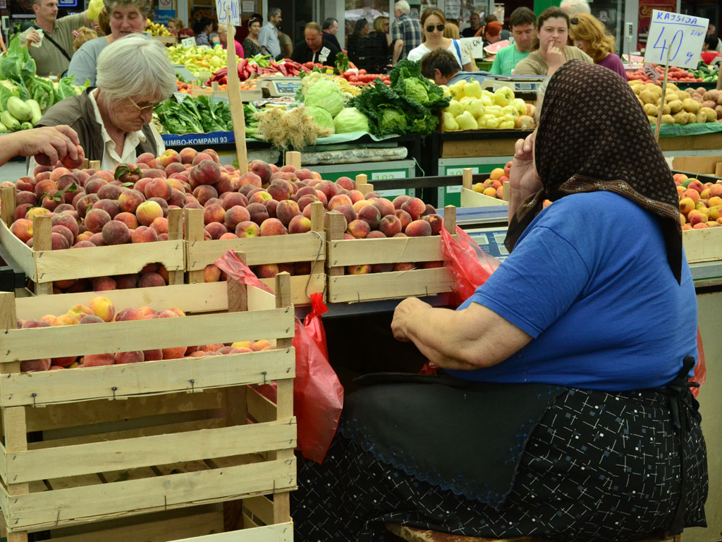 Nakupci voća "kupe kajmak" - Paprene cijene na pijacama širom RS