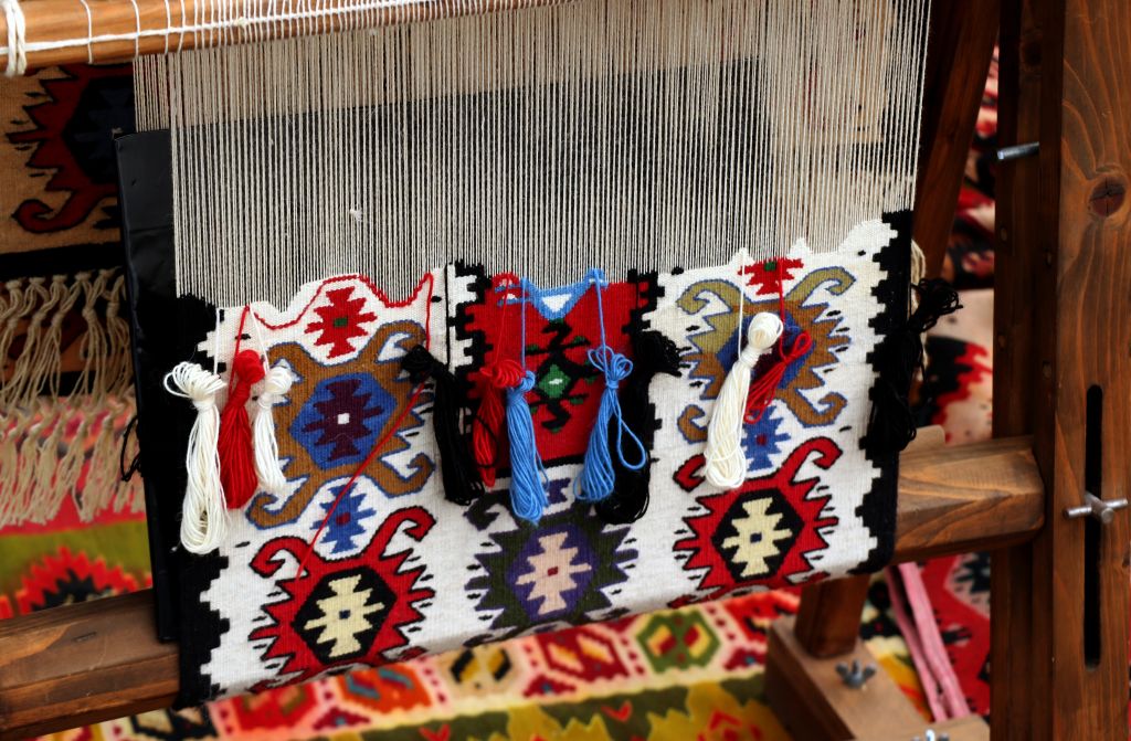Tradicija žakard tkanja svilenog damasta za protokolarne poklone iz Sombora