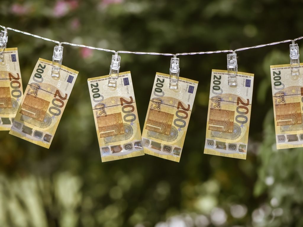 BIRN: U Srbiji između jedne i dve i po milijarde evra opranog novca