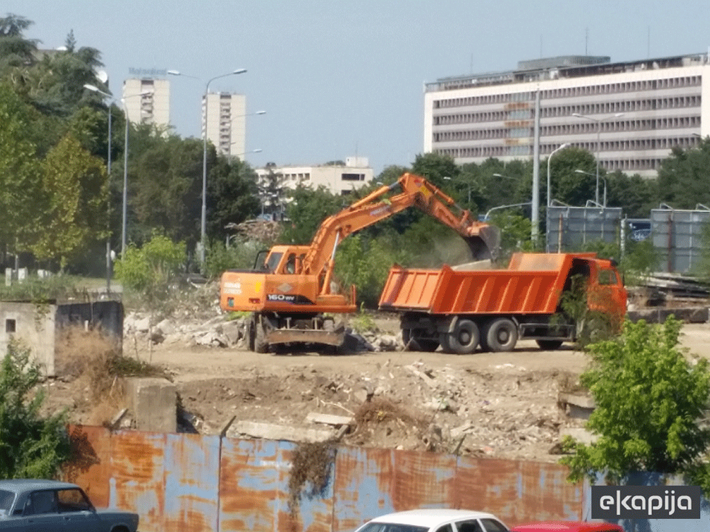 Don Don počeo rušenje objekata nekadašnjeg preduzeća AD Hleb u Novom Sadu
