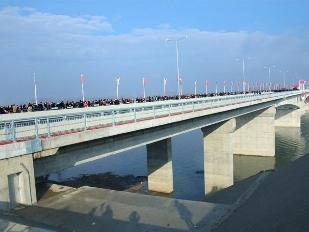 Zašto pristupnica Pupinovom mostu još ima ograničenje od 50 km/h - "Najbolji autoput u Srbiji" izgleda kao oranica
