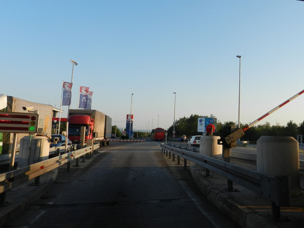 Uskoro vožnja autoputevima kroz Srbiju i Sjevernu Makedoniju bez zaustavljanja radi kupovine sistema elektronske naplate
