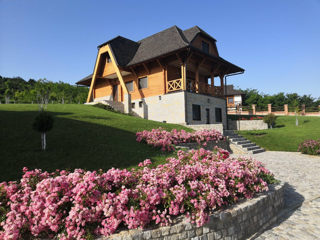 Na padinama Fruške gore gradi se eko selo Ruža vetrova - U kompleks sa kućama za odmor, restoranom i velnes centrom uloženo 1,5 mil EUR (FOTO)