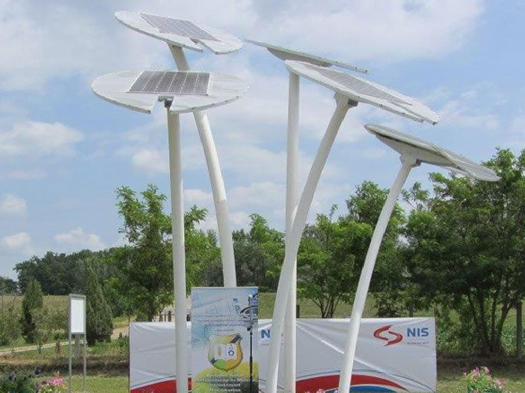 Kanjiža dobila solarno LED drvo