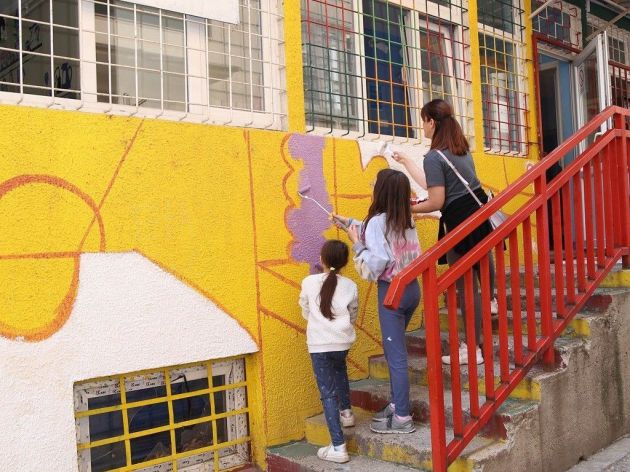 Zajedničkom akcijom volonteri iz ambasade Velike Britanije i deca ulepšali prostor Svratišta za decu
