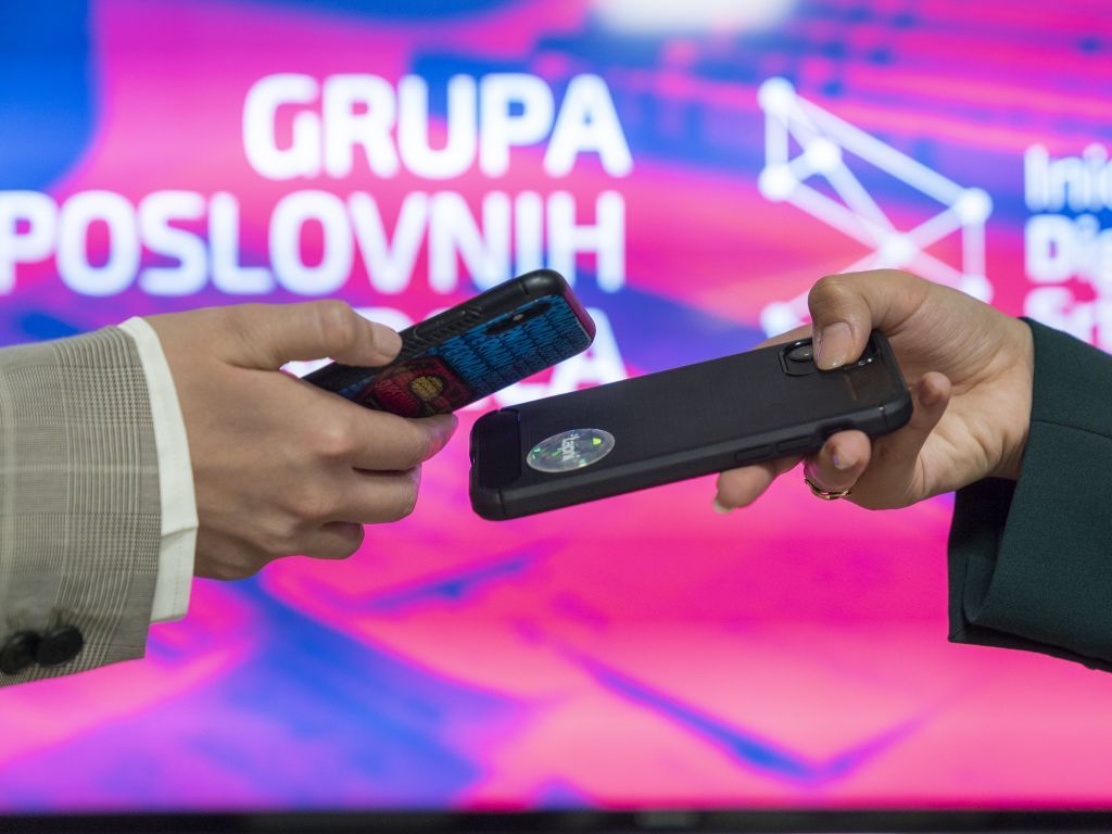 Prva u nizu investicija kroz Inicijativu Digitalna Srbija - 200.000 EUR za startap Tapni koji "ukida" vizitkarte