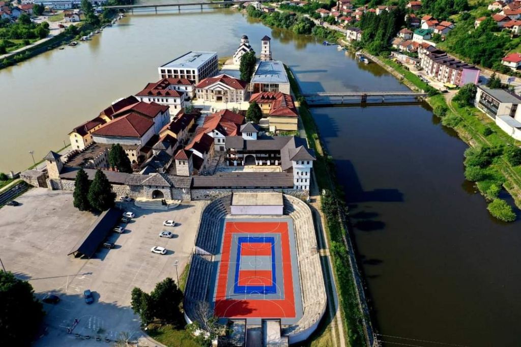 Andrićgrad diobio multifunkcionalni sportski teren (FOTO)