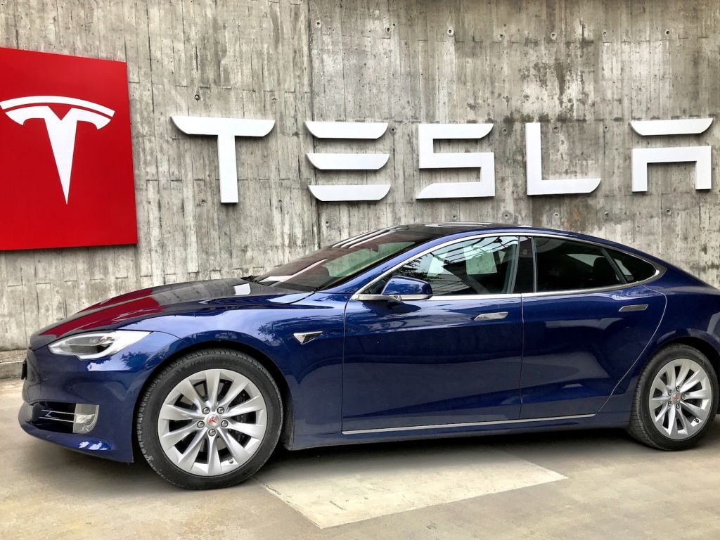 Zbog greške u softveru Tesla povlači 363.000 automobila