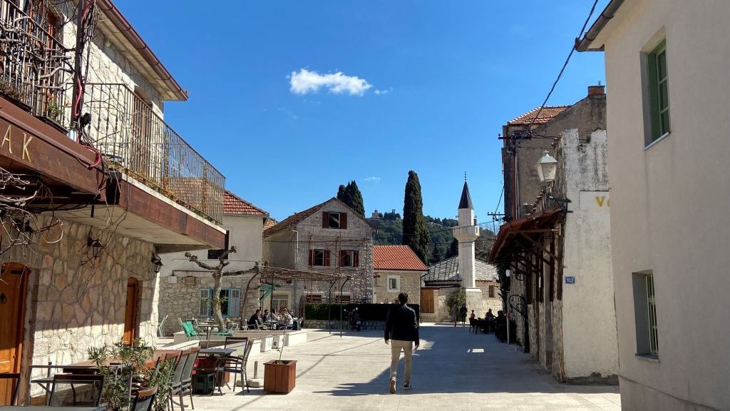 Trebinjski Stari grad dobija novo ruho - Uređenje trga na jesen