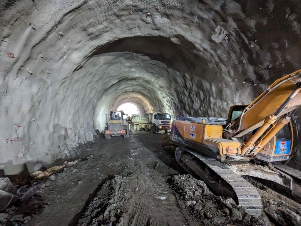 Završen iskop lijeve cijevi tunela Hrastik na dionici Putnikovo Brdo - Medakovo (FOTO)