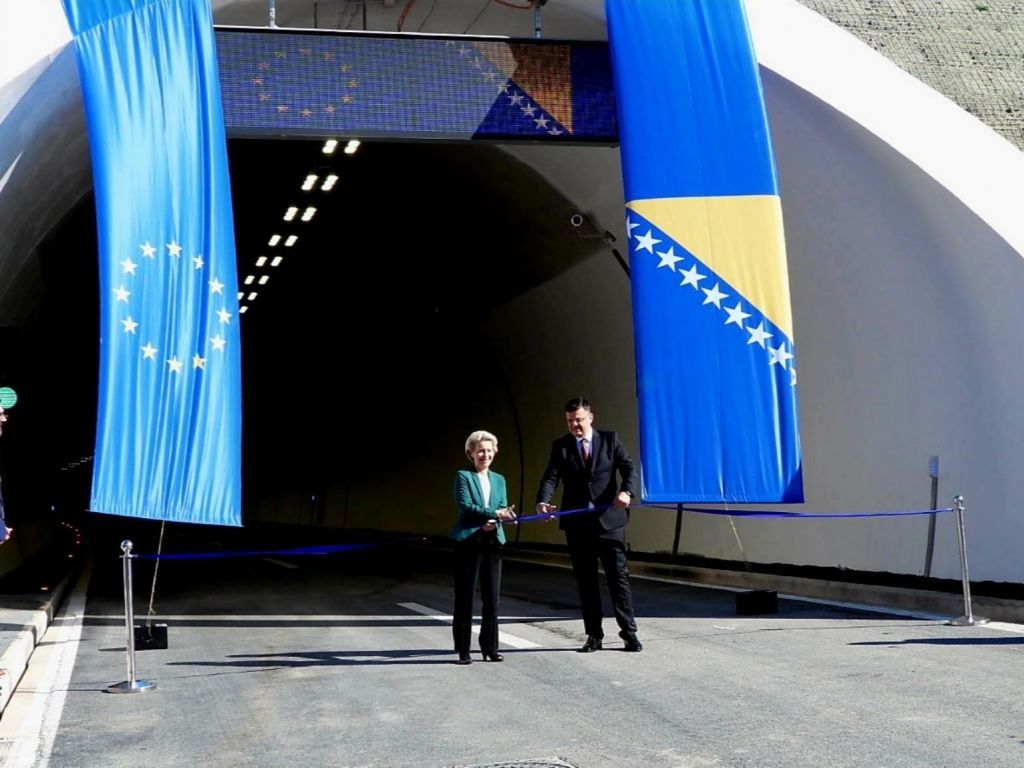 Otvorena dionica autoputa od Tarčina do Bradine sa tunelom Ivan - Izgradnja koštala 77,9 mil EUR