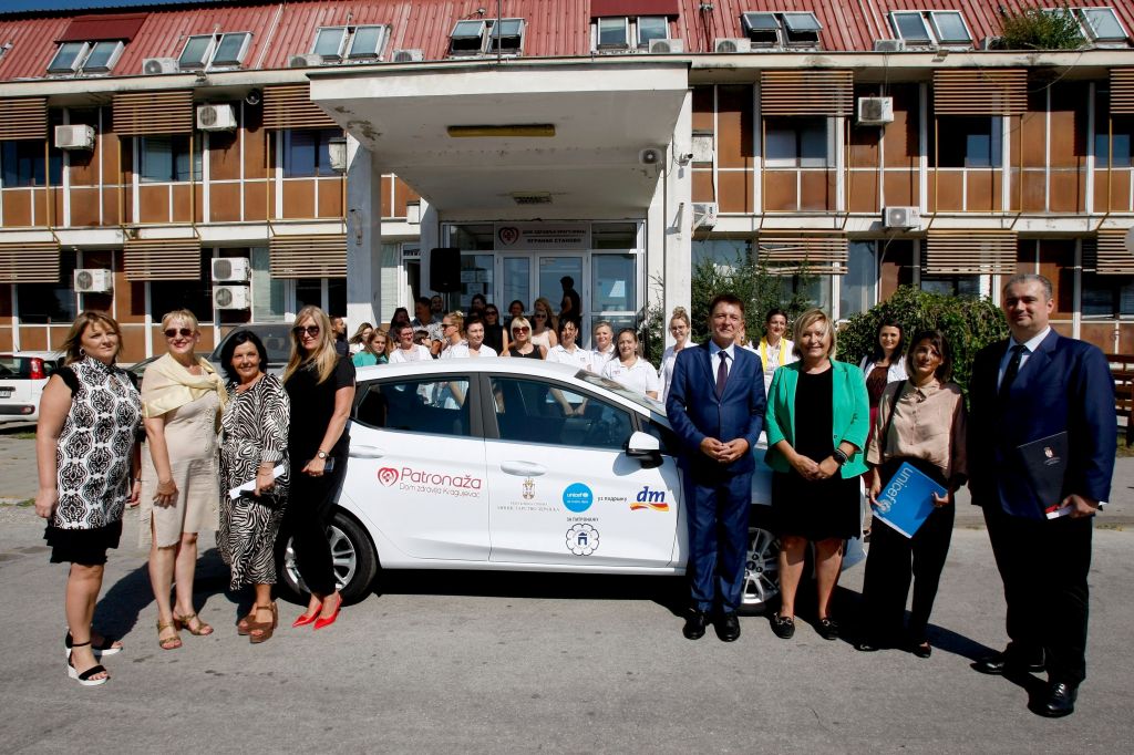 UNICEF i dm zajedno za patronažu - Dom zdravlja Kragujevac dobio vozilo za posete patronažnih sestara porodicama sa decom