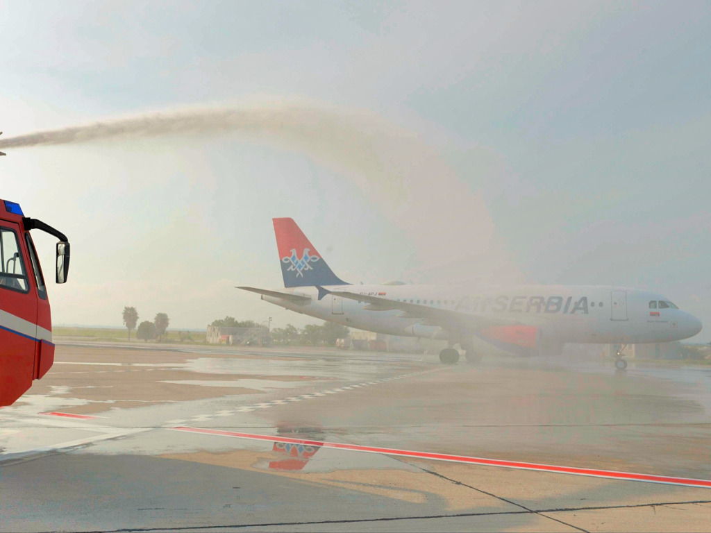 Erster Direktflug von Air Serbia nach Venedig mit Wasserkanonen begrüßt