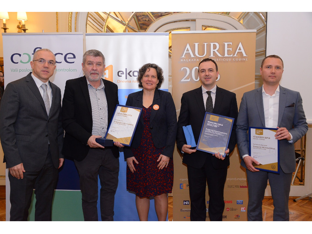 Zdravko Lončar, direktor "eKapije", i Kori Udovički, potpredsednica Vlade Srbije, sa dobitnicima glavnih nagrada "Aurea 2016"