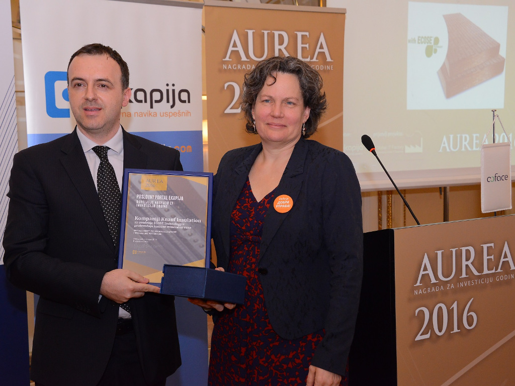Tihomir Civkaroski prima nagradu za investiciju godine Aurea 2016. Nagradu mu uručuje Kori Udovički, tadašnja potpredsednica Vlade Srbije i ministarka državne uprave i lokalne samouprave
