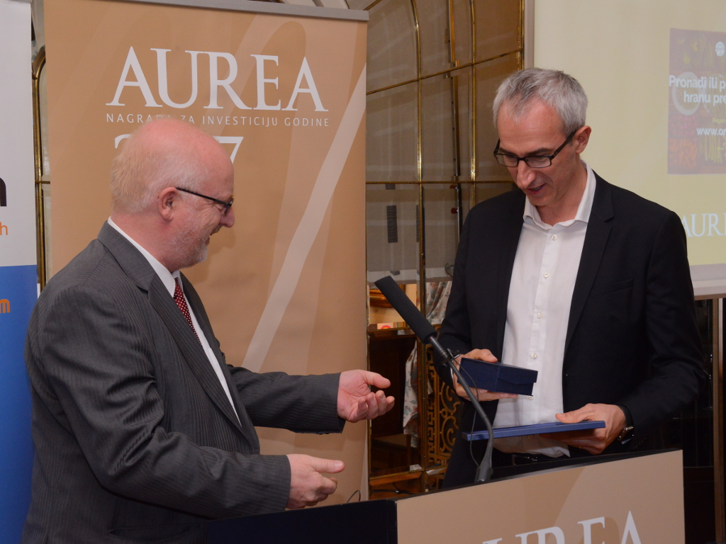 Boban Tanovic accepting special Aurea 2017 award for innovation