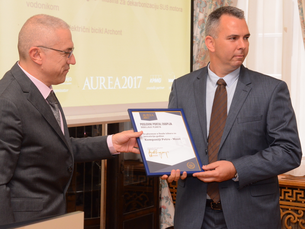 Lazar Jošanov prima plaketu za učešće u finalu nagrade Aurea 2017, od direktora eKapije Zdravka Lončara