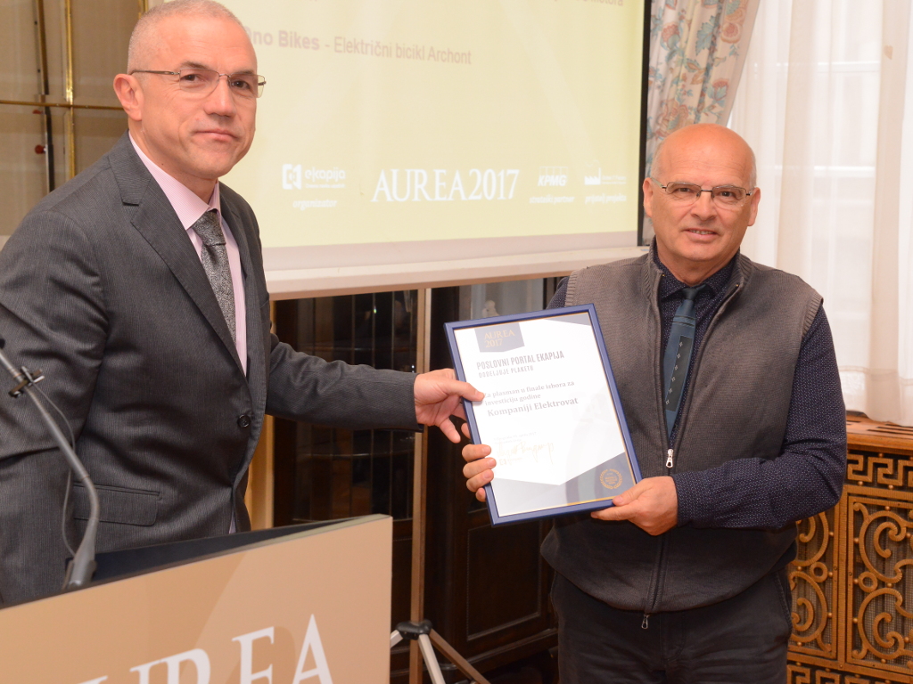 Executive Director of eKapija Zdravko Loncar handing out the plaque to Radomir Milekic for taking part in the Investment of the Year selection