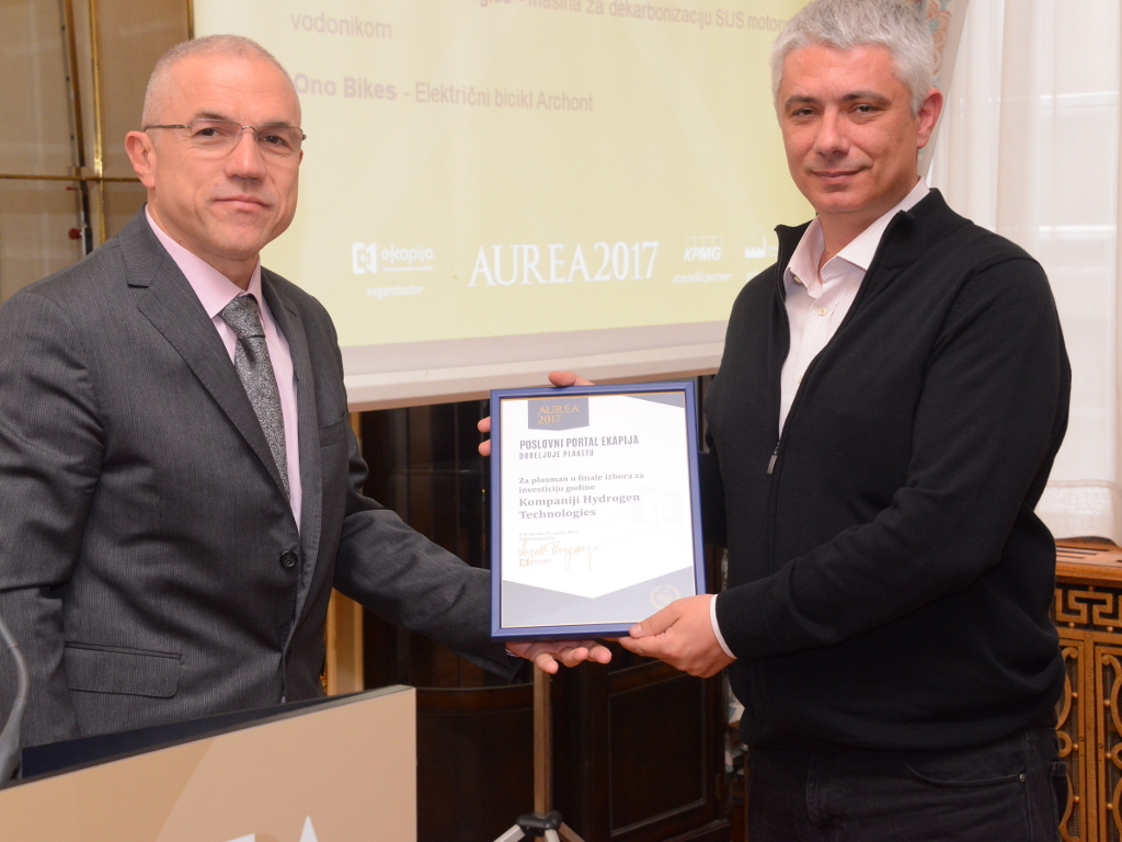 Branko Hinic receiving plaque for taking part in the Aurea 2017 finals from eKapija Executive Director Zdravko Loncar