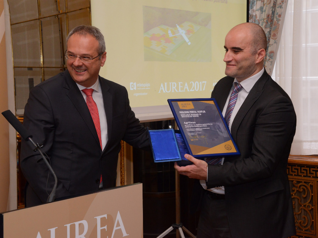 Milan Dobrota, direktor kompanije Logit prima nagradu Aurea, u aprilu 2017. Uručuje je Željko Sertić, tadašnji v.d direktora Razvojne agencije Srbije