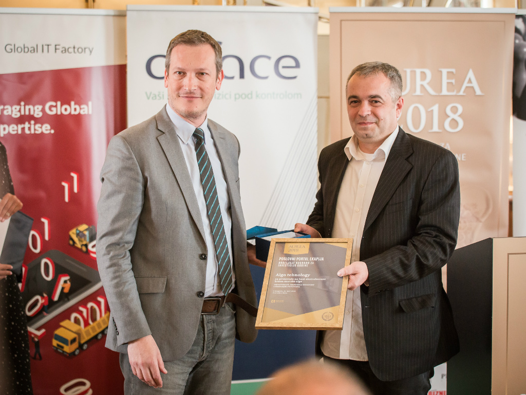 Mihailo Vesovic, Vizepräsident der Wirtschaftskammer Serbien übergibt Željko Pantic aus dem Unternehmen AlgoT ehnology den Preis Aurea 2018