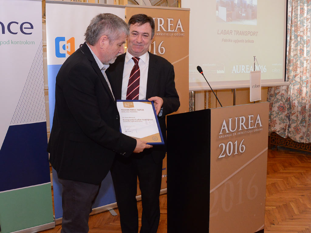 Ranku Šćekiću priznanje za inovativnost "Aurea 2016" dodeljuje Zvonko Obradović, direktor APR-a