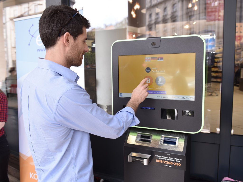 Neuer Zweiwege-Bitcoin- und -Litecoin-Geldautomat wurde im Supermarkt IDEA London in Belgrad aufgestgellt